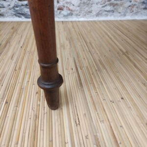 dettaglio del piede di tavolo coloniale indonesiano in legno