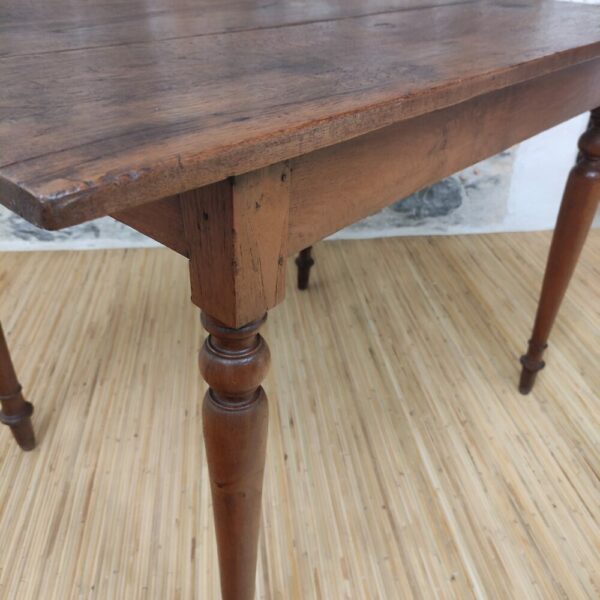 dettaglio di tavolo coloniale indoneisano in legno