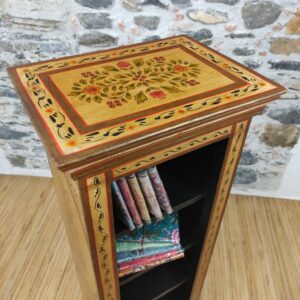 dettaglio della decorazione del piano di mobiletto a colonna decorato a fiori