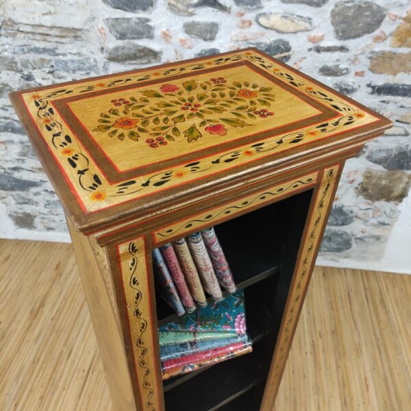 dettaglio della decorazione del piano di mobiletto a colonna decorato a fiori