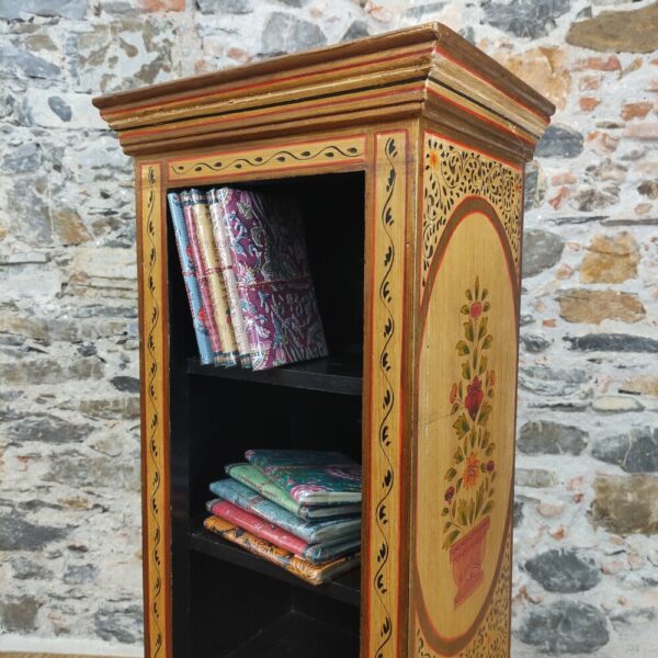 vista laterale e interno di mobiletto indiano a colonna decorato oro e fiori