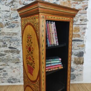vista laterale e interno di mobiletto indiano a colonna decorato oro e fiori