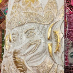 dettaglio della decorazione con Ganesh su legno bianco