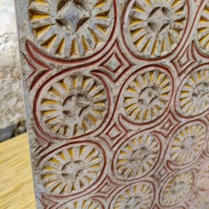 dettaglio delle incisioni tribali del pannello dal borneo