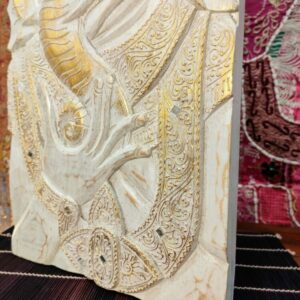 dettaglio oro del pannello decorativo con Ganesh
