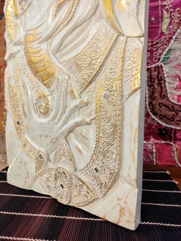 dettaglio oro del pannello decorativo con Ganesh