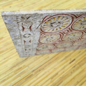 dettaglio del pannello tribale borneo inciso e dipinto