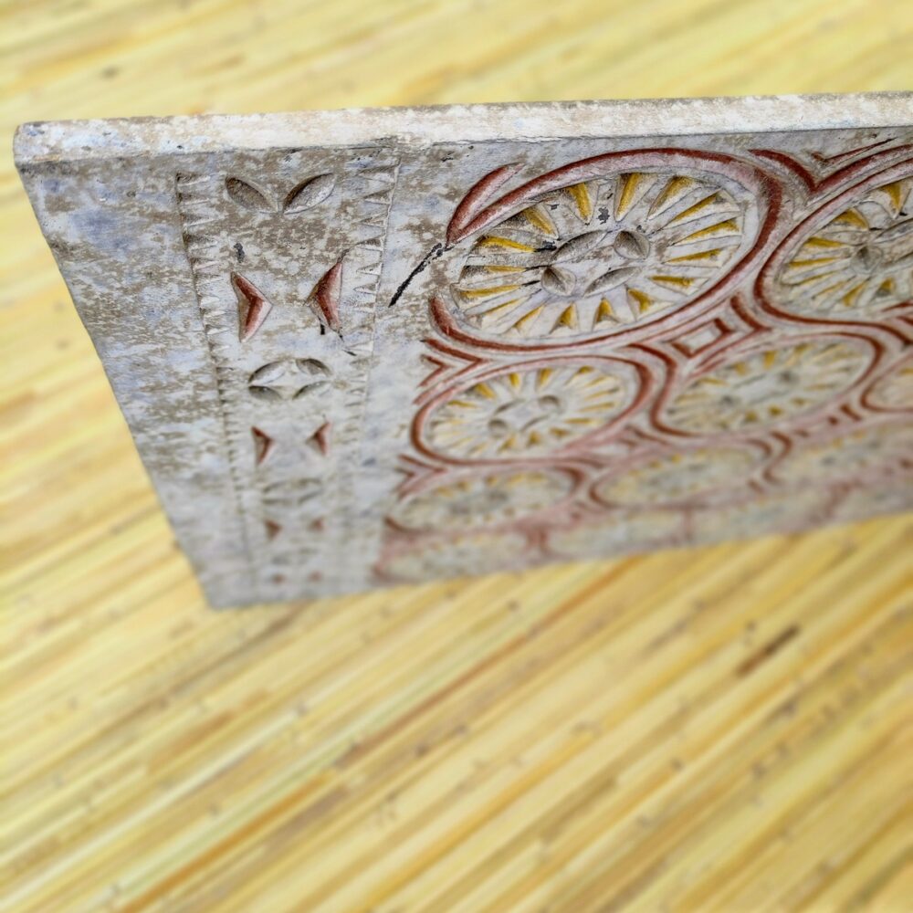 dettaglio del pannello tribale borneo inciso e dipinto