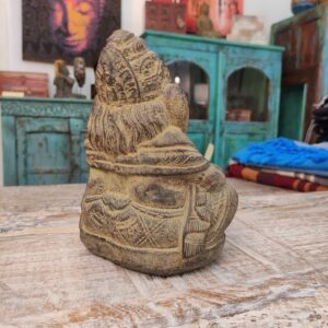 dettaglio statua di ganesh con libro