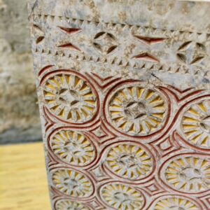 pannello con incisioni dipinte del borneo