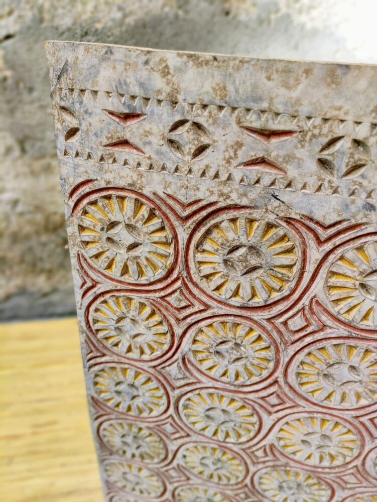 pannello con incisioni dipinte del borneo