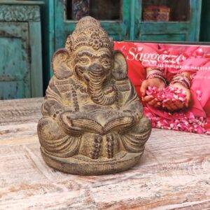 statua decorativa divinità ganesh con libro