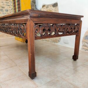 Tavolo da esposizione etnico in legno di teak