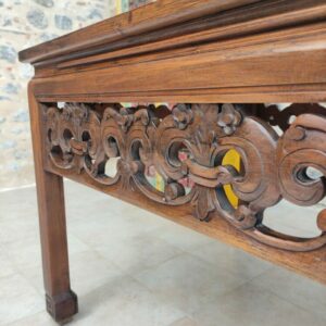decorazione tradizionale del tavolo indonesiano in teak