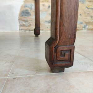 dettaglio della decorazione della gamba del tavolo in teak indonesiano