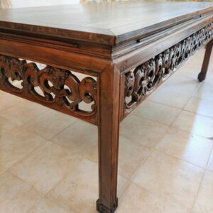 elegante tavolo etnico per esposizione