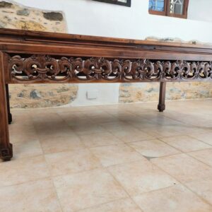 decorazione intagliata del tavolo da esposizione etnico