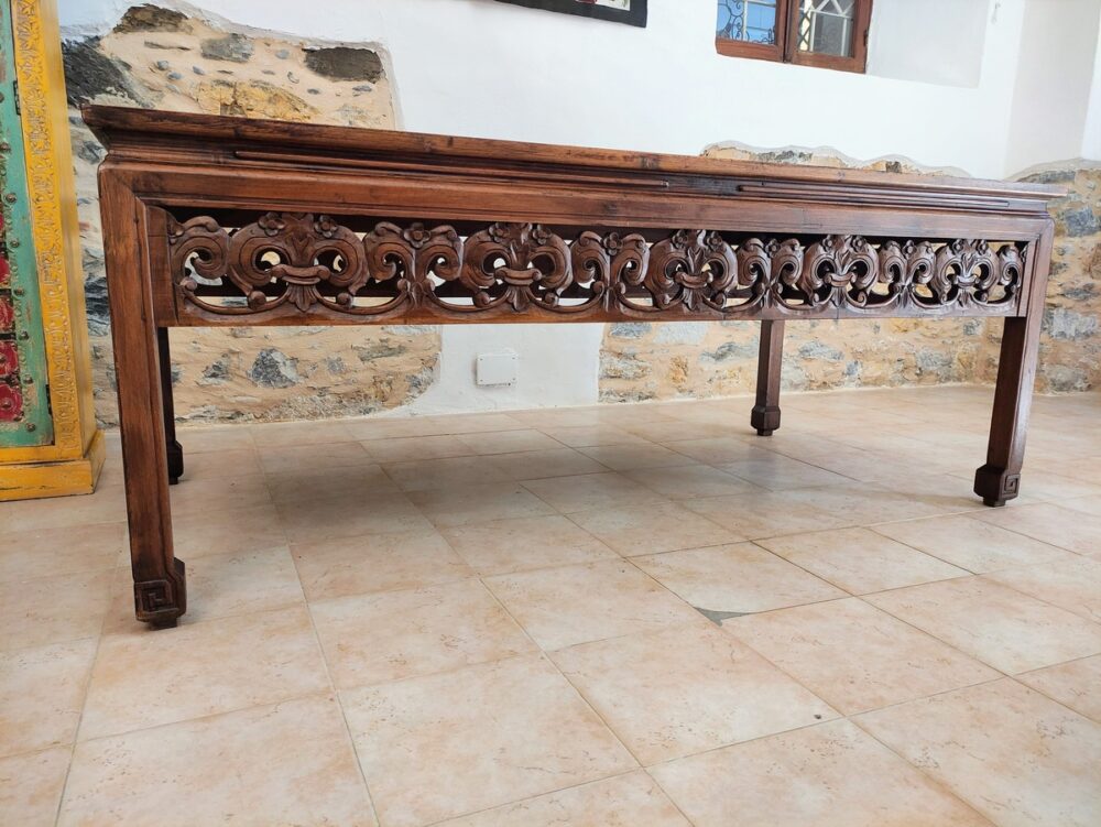 decorazione intagliata del tavolo da esposizione etnico