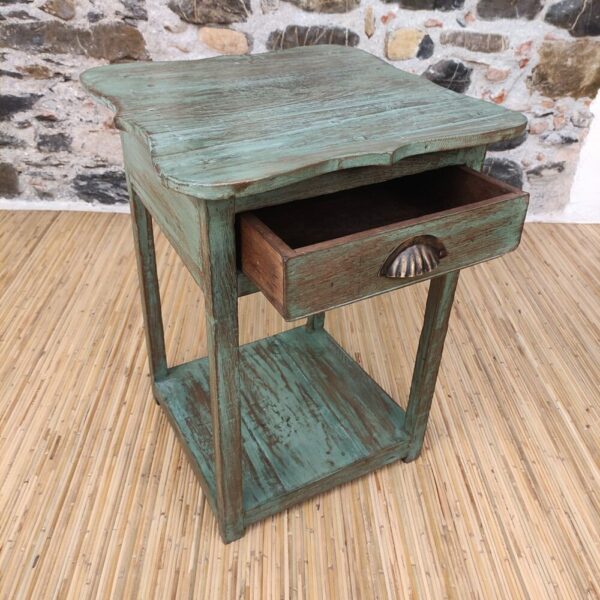 cassetto aperto in legno di tavolino verde