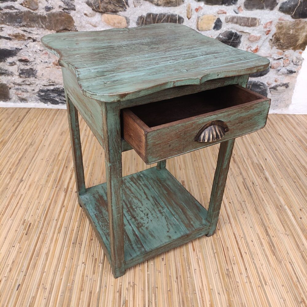 cassetto aperto in legno di tavolino verde