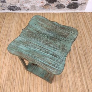 piano in legno sagomato del tavolino verde