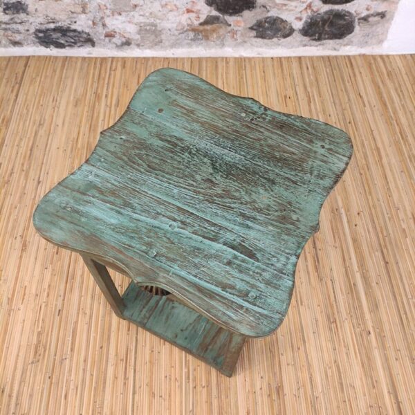 piano in legno sagomato del tavolino verde