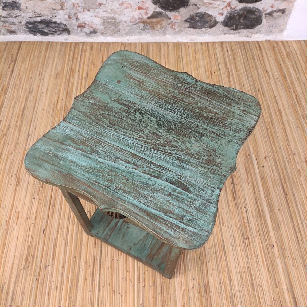 piano in legno sagomato del tavolino verde