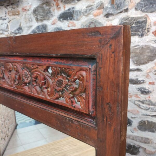 cornice rustica di grande specchio indonesiano