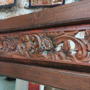 dettaglio fiore intagliato su grande specchio indonesiano in legno