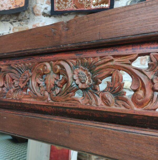 dettaglio fiore intagliato su grande specchio indonesiano in legno