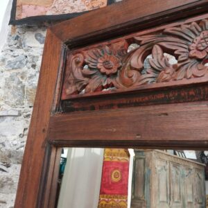 dettaglio dell'intaglio di grande specchio indonesiano