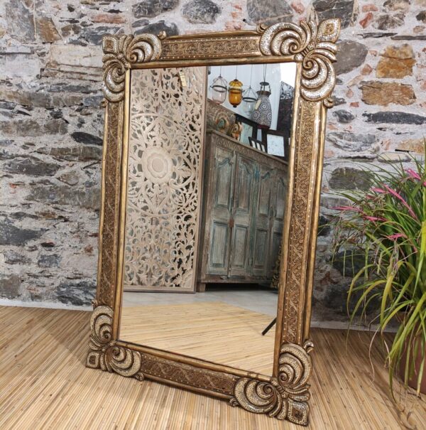 specchio artistico thailandese dorato e decorato