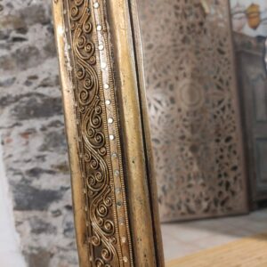 dettagli cornice dorata di specchio artistico thailandese