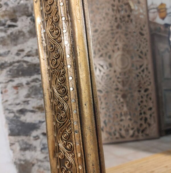 dettagli cornice dorata di specchio artistico thailandese