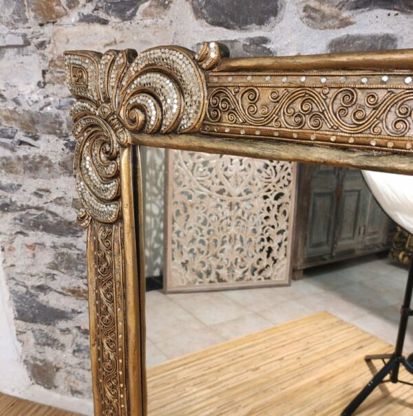 decorazione a fiore di specchio dorato artistico thailandese
