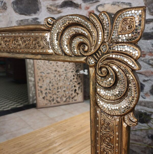 dettaglio decorato con specchietti di specchio artistico thailandese
