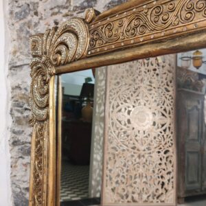 dettaglio dorato in rilievo di specchio artistico thailandese