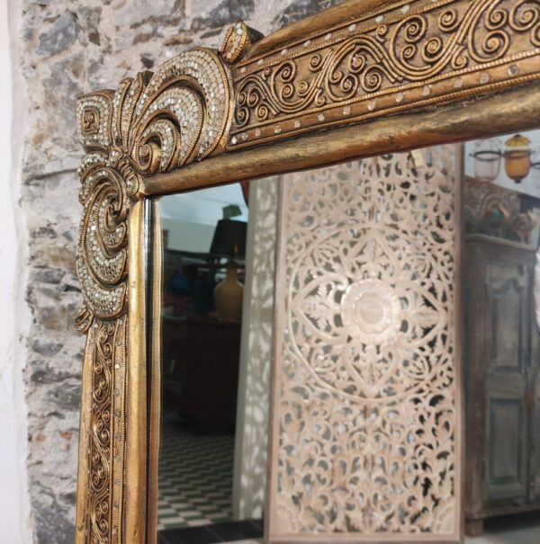 dettaglio dorato in rilievo di specchio artistico thailandese