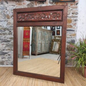 grande specchio indonesiano in legno intagliato