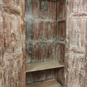 appendiabiti interno di armadio con porta decorata indiana