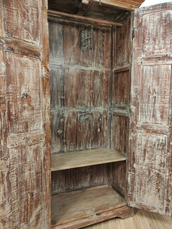 appendiabiti interno di armadio con porta decorata indiana