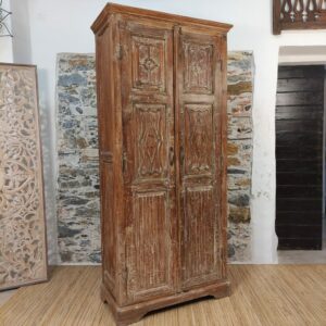 armadio in legno con porta decorata indiana