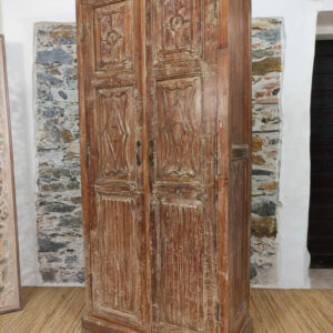 armadio con porta decorata in legno indiana