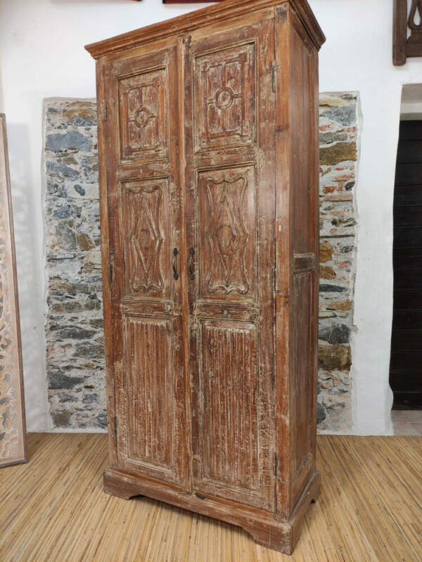 armadio con porta decorata in legno indiana