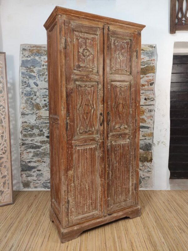 armadio con porta decorata indiana
