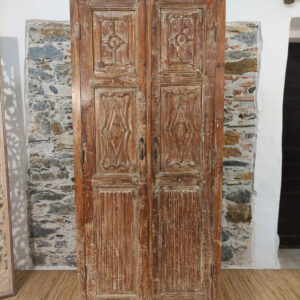 armadio in legno con porta decorata indiana