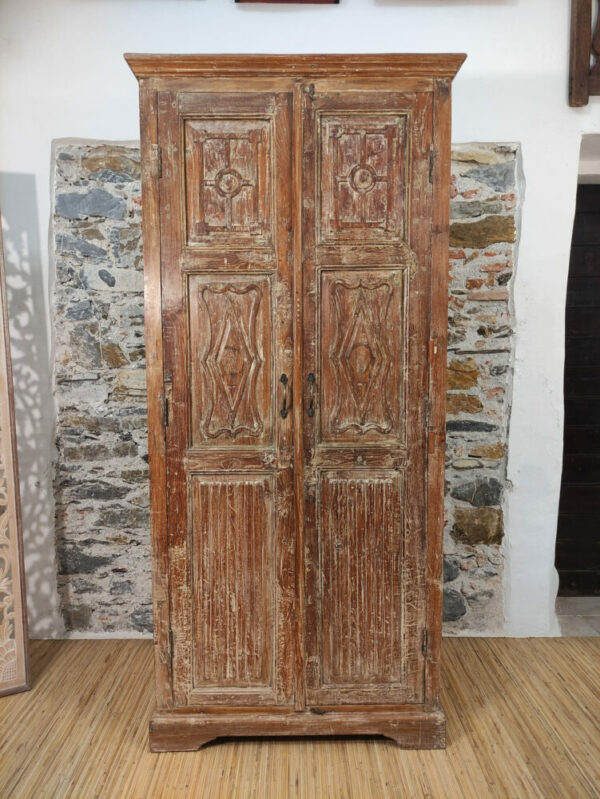 armadio in legno con porta decorata indiana