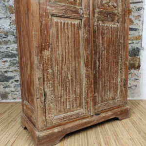 dettaglio della porta decorata indiana dello armadio in legno