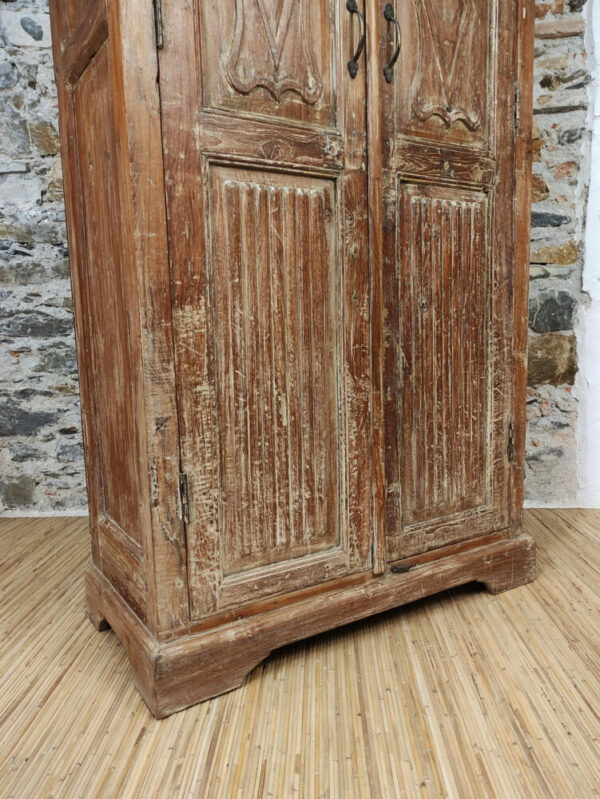 dettaglio della porta decorata indiana dello armadio in legno