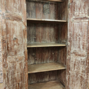 interno di armadio con porta decorata indiana